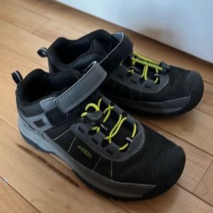 New boys keens, never worn